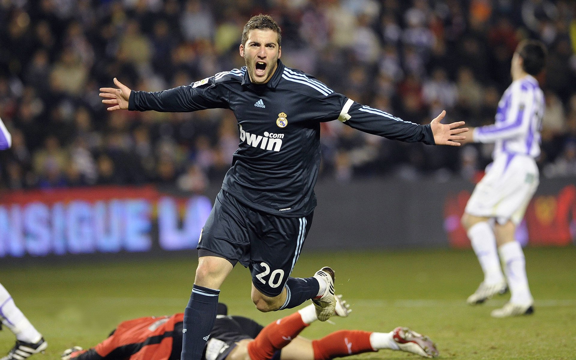 五大联赛比赛中是否更频繁出现非对称进攻站位，五大联赛竞争最激烈